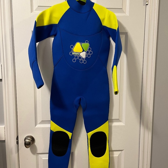 Youth Wetsuit Size 13-14 - Picture 1 of 3